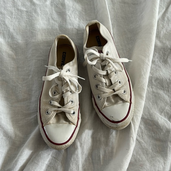 Converse Chuck Taylor’s - Picture 1 of 6